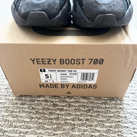 Size 5.5 - adidas Yeezy Boost 700 V2 Vanta - Picture 5 of 6